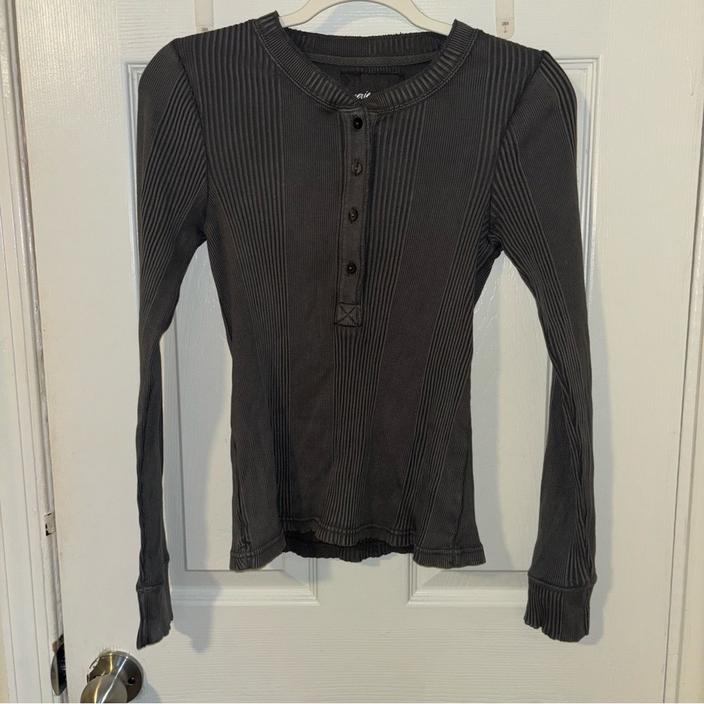 Aerie women’s medium gray button-up long-sleeve shirt NWT